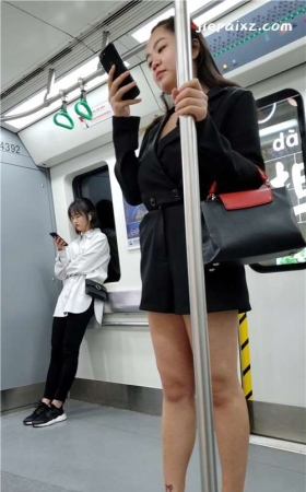 街拍成熟风韵高跟女 [798 MB/mp4]