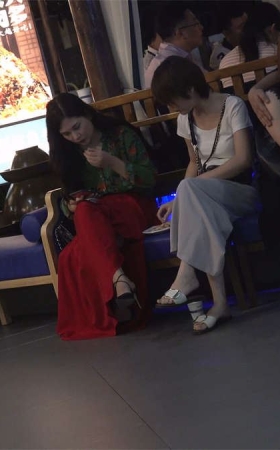 斯文的短发漂亮美女