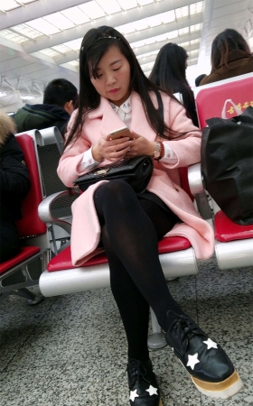 粉色毛呢长外套街拍黑丝美腿姐姐