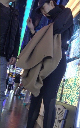 黑色紧身裤小姐姐