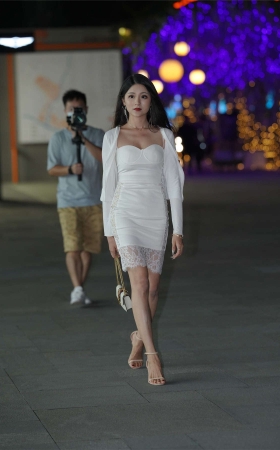 白色连衣裙女神