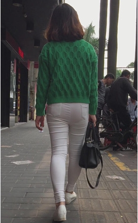 两个白裤妹子