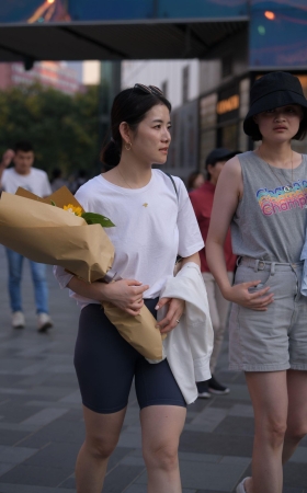 拿花的少妇