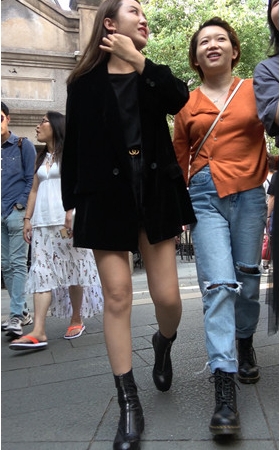 和闺蜜逛街的黑衣小妹