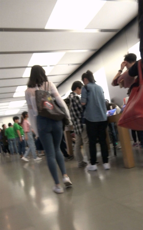 白衬衫紧身蓝牛街拍美臀美女姐姐2
