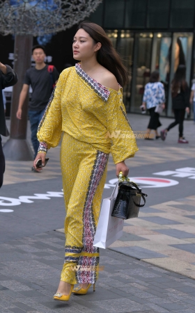 两个漂亮时尚少妇 [25P]