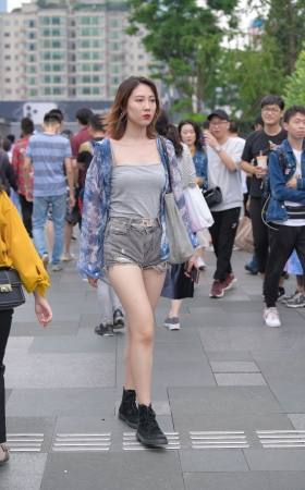 吊带美女