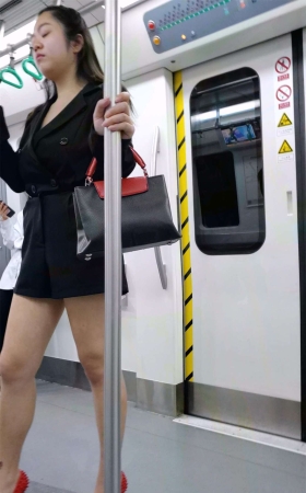 地铁上的妹子