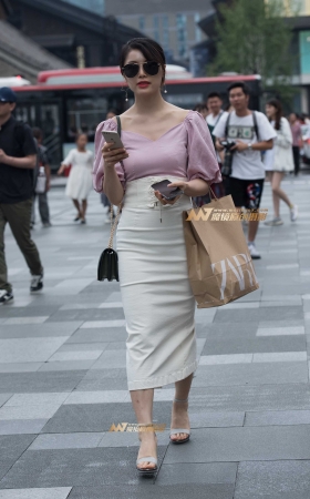 看手机的美女 [12P]