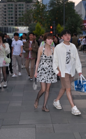 吊带花裙黑色长筒袜