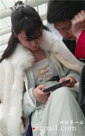 4k-候车室低头玩pad的霸气复古裙小仙女姐姐