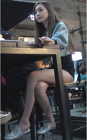 吸烟的漂亮气质美女