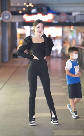 黑色紧身长裤小姐姐
