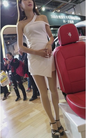 白色连体裙模特美女