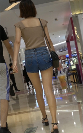 牛仔热裤妹子