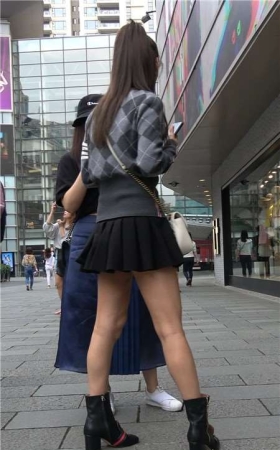 4K-极品白皙美腿短裙性感马尾辫气质美女姐姐 [742 MB]