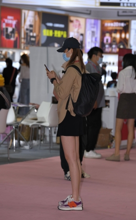 背包长腿美女