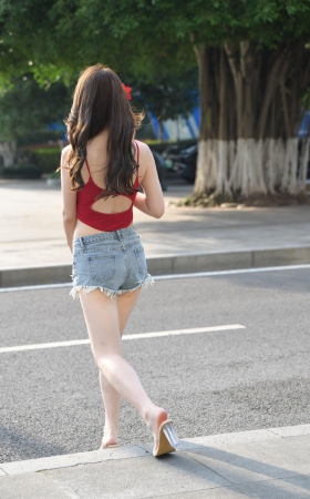 小背心热裤大白腿