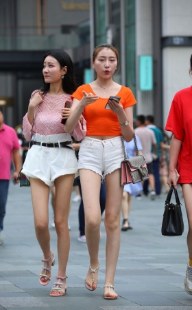 纤细的热裤大长腿