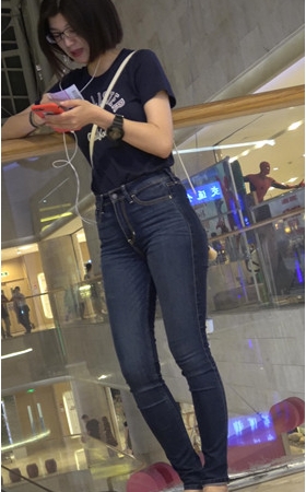 街拍两组牛仔裤妹子
