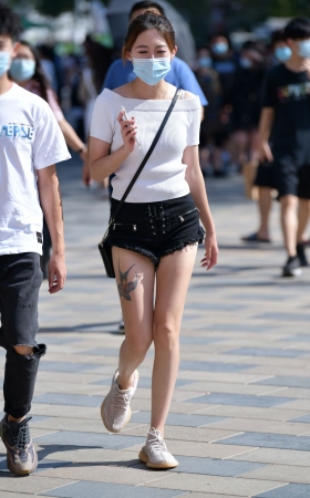 牛仔热裤小美女