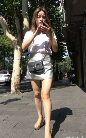 4K 白T恤短裙街拍美腿美女姐姐
