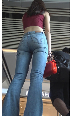 红衣露腰蓝牛美女