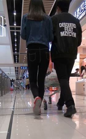 紧身丰臀紧身牛仔裤小美女