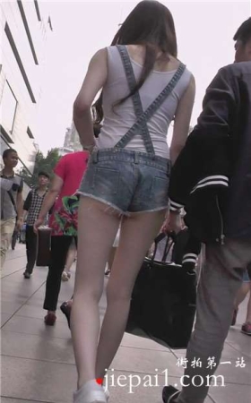 街拍背带牛仔热裤白色运动鞋甜美女孩[1.44 GB]