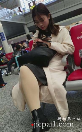 4k-高铁站候车室内的长腿肉丝美腿女孩，清纯美丽。