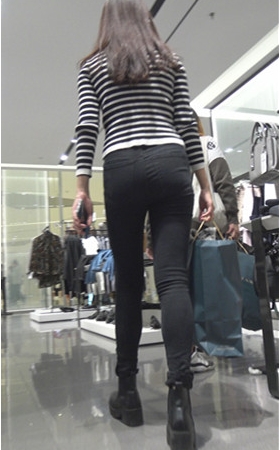 黑色牛仔裤妹子