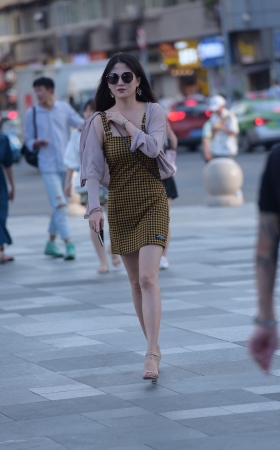 打招呼的美女