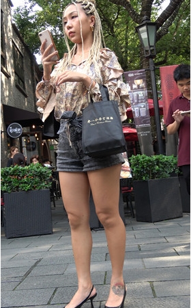 黑色热裤脏辫小姐姐