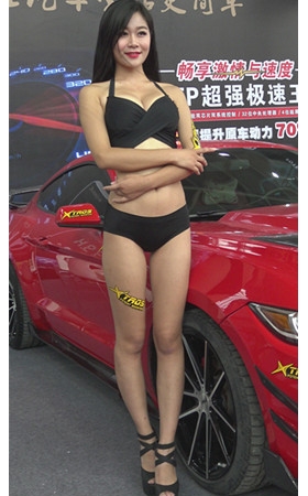 黑色比基尼漂亮的车模美女