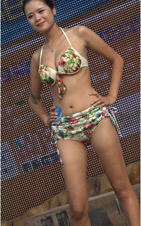 两个漂亮泳装美女