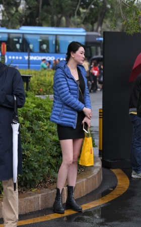 短靴气质美女
