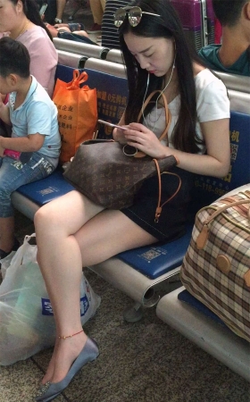 街拍候车室里的挑鞋美女