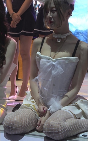 吊带白裙美女