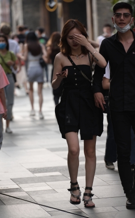 连衣裙美女