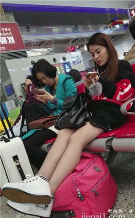 4k-候车室拍摄美腿肉丝袜清纯小美女