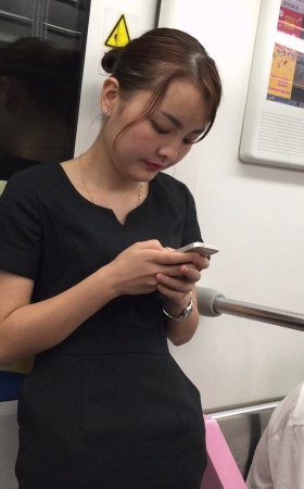 坐地铁的OL美女