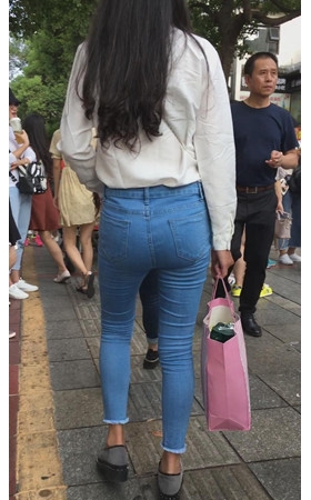 蓝色牛仔裤小姐姐