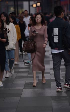 包屯裙美女