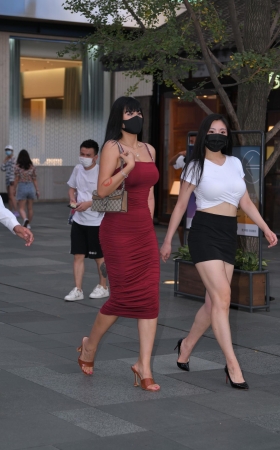 吊带红裙美女