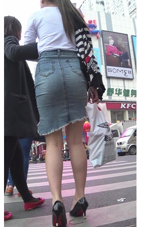 牛仔裙丰腴妹子
