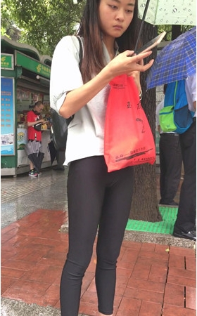 黑色紧身裤妹子