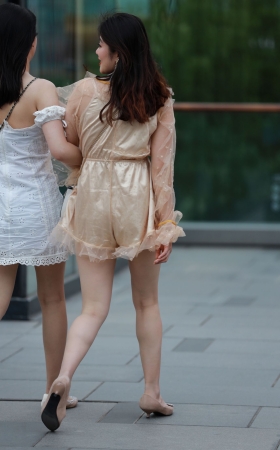 小高跟白腿美女