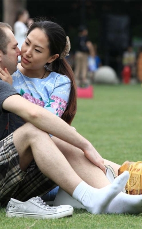 No1475 看到短裙长丝美女脱鞋露脚的机会可不多