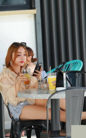 在喝冻柠茶的热裤小姐姐3A1750[229M]