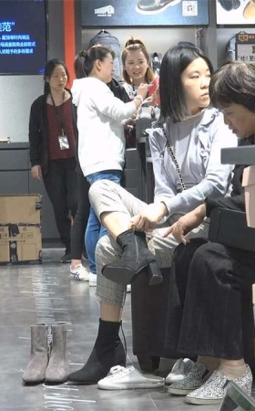 少女初冬试新靴，露出精美绝伦的幼滑嫩足